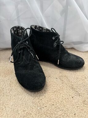 Toms Black Suede Wedge with Patterned Black & White Lining